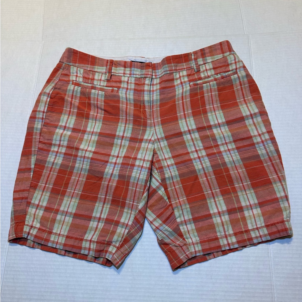 Women’s Bermuda shorts from Lands’ End in coral and tan plaid. Size 6p
